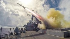 Tên lửa Harpoon được phóng từ tàu khu trục USS Fitzgerald của Mỹ trong cuộc tập trận bắn đạn thật trên biển gần Guam. (Ảnh: AFP/TTXVN)