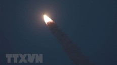 (Ảnh do Hãng thông tấn Trung ương Triều Tiên phát): Tên lửa dẫn đường chiến thuật kiểu mới được Triều Tiên phóng thử tại một địa điểm không xác định ngày 6/8/2019. (Ảnh: AFP/TTXVN)