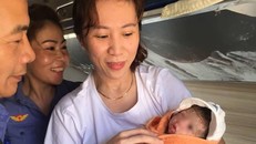 Nhân viên và hành khách trên chuyến tàu Bắc - Nam chung tay đỡ đẻ