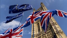 Cờ Anh (phía dưới) và cờ EU (phía trên) tại thủ đô London, Anh, ngày 28/3/2019. Ảnh: AFP/TTXVN