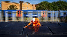 Kỹ sư kiểm tra các tấm pin mặt trời trước khi đưa vào hoạt động. Ảnh: CNN.