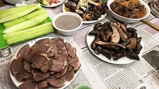 Thịt chó vốn là món khoái khẩu của dân nhậu nhưng cũng là thực phẩm tiềm ẩn nhiều nguy cơ rủi ro đối với sức khỏe.