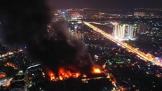 Đám cháy vào 18h hôm qua tại nhà xưởng của Công ty Bóng đèn Phích nước Rạng Đông.