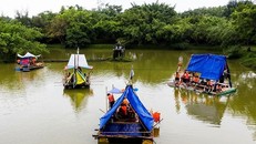 Du khách rất thích tham gia các trò chơi dưới nước tại khu du lịch Cao Minh. 