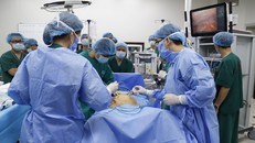 E kip phẫu thuật của Bệnh viện K ứng dụng hệ thống Robot Da Vinci Xi hiện đại nhất thế giới vào phẫu thuật nạo vét hạch ung thư đại trực tràng cho bệnh nhân