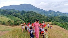 Bức ảnh đẹp tuyệt vời về ngày khai trường trên vùng cao. Nhiều người xem vừa trầm trồ, vừa rưng rưng xúc động. Ảnh: Trà Thị Thu.