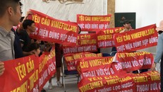 Cư dân bức xúc căng băng rôn dưới sảnh chính dự án The Emerald Mỹ Đình vào sáng ngaỳh 7/9 vừa qua