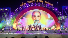 Tiết mục văn nghệ đặc sắc biểu diễn trong chương trình “Bến Thủy anh hùng”. Ảnh: Tá Chuyên/TTXVN