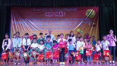 Khen thưởng các học sinh tiêu biểu xuất sắc, học sinh đạt giải cấp tỉnh năm học 2018 - 2019. Ảnh: Hồng Đạt/TTXVN