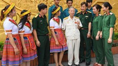 Anh hùng LLVT nhân dân La Văn Cầu (thứ tư từ phải sang) kể chuyện truyền thống với các bạn trẻ. (Ảnh: QĐND).