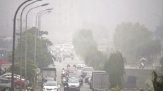 Không khí Hà Nội ô nhiễm do khói bụi giao thông và xây dựng.