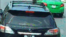 Chiếc xe Lexus mang BKS 38A 176.36 lưu thông trên đường Quang Trung, TP Vinh vào trưa 4/10.