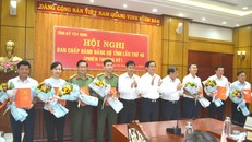 Lãnh đạo tỉnh Tây Ninh trao quyết định và chúc mừng 7 đồng chí được chỉ định tham gia Ban Chấp hành Đảng bộ tỉnh.