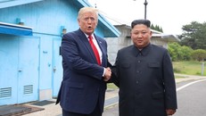 Tổng thống Mỹ Donald Trump (trái) và nhà lãnh đạo Triều Tiên Kim Jong-un trong cuộc gặp tại làng đình chiến Panmunjom ở biên giới liên Triều ngày 30/6/2019. (Ảnh: THX/TTXVN)