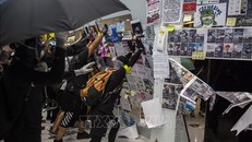 Người biểu tình quá khích phá hoại tại một trung tâm thương mại ở Sha Tin, Hong Kong (Trung Quốc) ngày 22/9/2019. Ảnh: AFP/TTXVN