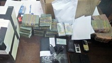 Nhiều tang vật thu giữ từ đường dây đánh bạc.