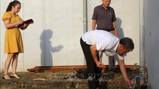 Đoàn kiểm tra liên ngành thành phố Hà Nội lấy mẫu nước tại Công ty Cổ phần Đầu tư nước sạch sông Đà để thực hiện xét nghiệm. Ảnh TTXVN phát