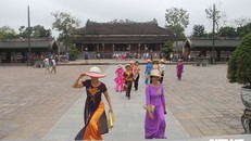 Phụ nữ trong nước và quốc tế mặc áo dài sẽ được miễn phí 100% vé tham quan di tích Huế ngày 20/10 sắp tới. 