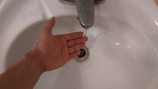 Nhiều người dân không dám sử dụng nguồn nước tại vòi vì mùi khét nồng nặc.