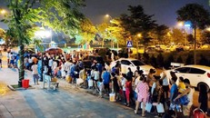 Người dân Hà Nội xếp hàng thâu đêm để chờ lấy nước sạch sau khi nước sạch sông Đà bị nhiễm dầu.