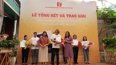 Nhà văn Nguyễn Ngọc Tư trao giải cho tác giả đoạt giải. Ảnh: Đoàn Xá