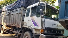 Chiếc xe tải và tang vật rác thải được bị tạm giữ tại cơ quan công an.