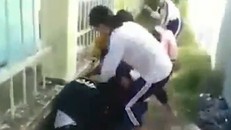 "Đàn chị" lớp 8 dằn mặt học sinh lớp 6 (ảnh cắt từ clip).