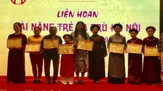 Ban Tổ chức trao giải thưởng cho những bạn trẻ gắn bó với ca trù.