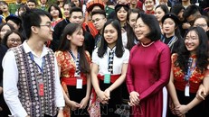Phó Chủ tịch nước Đặng Thị Ngọc Thịnh và các đại biểu học sinh, sinh viên, thanh niên dân tộc thiểu số xuất sắc, tiêu biểu năm 2019. Ảnh: TTXVN