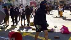 Người biểu tình quá khích ném gạch đá tại Sai Wan Ho, Hong Kong, Trung Quốc. (Ảnh: THX/TTXVN)