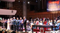 Bộ trưởng Tô Lâm trao tặng bộ đàn đá truyền thống cho ông Viktor Zolotov. (Ảnh: Minh Tuấn)