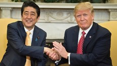 Tổng thống Mỹ Donald Trump và Thủ tướng Nhật Shinzo Abe bắt tay sau cuộc hội đàm tại Nhà Trắng. Ảnh: Getty.