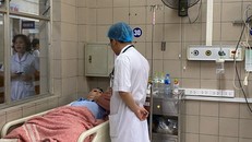 Bác sĩ thăm khám cho bệnh nhân ngộ độc rượu.