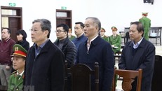 Bị cáo Nguyễn Bắc Son (cựu Bộ trưởng Bộ Thông tin và Truyền thông) nghe tòa tuyên án. (Ảnh: Văn Điệp/TTXVN)