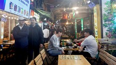 Các quán nhậu bày sẵn bàn ghế, lấn chiếm vỉa hè đón khách tại phố Tạ Hiện, quận Hoàn Kiếm, Hà Nội, trong chiều tối ngày 13/1.
