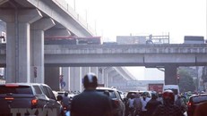 ật độ các phương tiện tham gia giao thông lớn phát sinh bụi gây ô nhiễm không khí. (Ảnh: Thành Đạt/TTXVN)