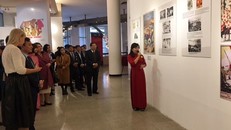 Các đại biểu tham quan triển lãm.