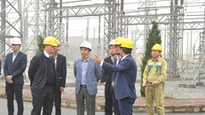 Lãnh đạo Cục Điều tiết Điện lực và EVN kiểm tra hiện trường tại TBA 500 kV Đông Anh. Ảnh: VGP/ Toàn Thắng