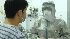 Một trong hai người Trung Quốc (trái) đang được cách ly tại Bệnh viện Chợ Rẫy, TP.HCM. 