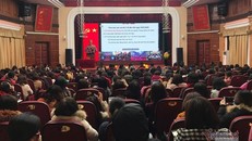 Tại điểm cầu quận Nam Từ Liêm có 280 hiệu trưởng THPT, THCS, tiểu học và mầm non tham dự. Ảnh: Quang Tùng