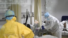 Nhân viên y tế chăm sóc bệnh nhân viêm đường hô hấp cấp do chủng virus corona mới tại bệnh viện ở Trùng Khánh, Trung Quốc. (Ảnh: THX/TTXVN)