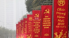 Khẩu hiệu được trang trí tại Trung tâm Hội nghị Quốc gia chào mừng kỷ niệm 90 năm Ngày thành lập Đảng Cộng sản Việt Nam. (Ảnh: Thành Đạt/TTXVN)
