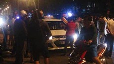 Tài xế taxi bị đâm bí ẩn trước cổng bệnh viện