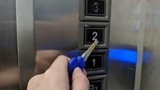 Những cách bấm thang máy mùa dịch Covid-19 