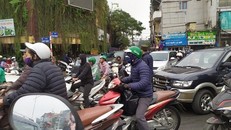 Sử dụng khẩu trang khi tham gia giao thông để phòng chống dịch bệnh COVID-19.