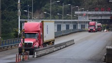 Xe chở nông sản từ Việt Nam qua cửa khẩu Kim Thành (Lào Cai).