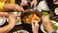 Thói quen nhúng đũa hoặc thìa vào một món ăn chung không được đánh giá là văn minh, đặc biệt là về mặt vệ sinh.