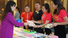 Giáo viên tỉnh Sơn La tham khảo các bộ thiết bị dạy học tại một hội thảo giới thiệu SGK lớp 1 theo Chương trình GDPT 2018. 