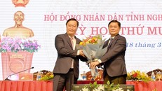 Ông Thái Thanh Quý - Bí thư Tỉnh ủy Nghệ An tặng hoa ông Nguyễn Đức Trung