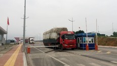 Xe chở hàng hóa xuất khẩu quan cầu Bắc Luân II